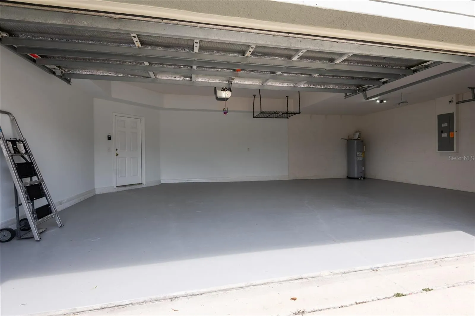 Who does not enjoy a spacious 3-car garage in Florida?!