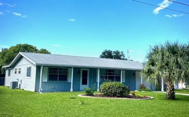 Bring your suitcase! Enjoy Beautiful 615 Richard St New Smyrna Beach