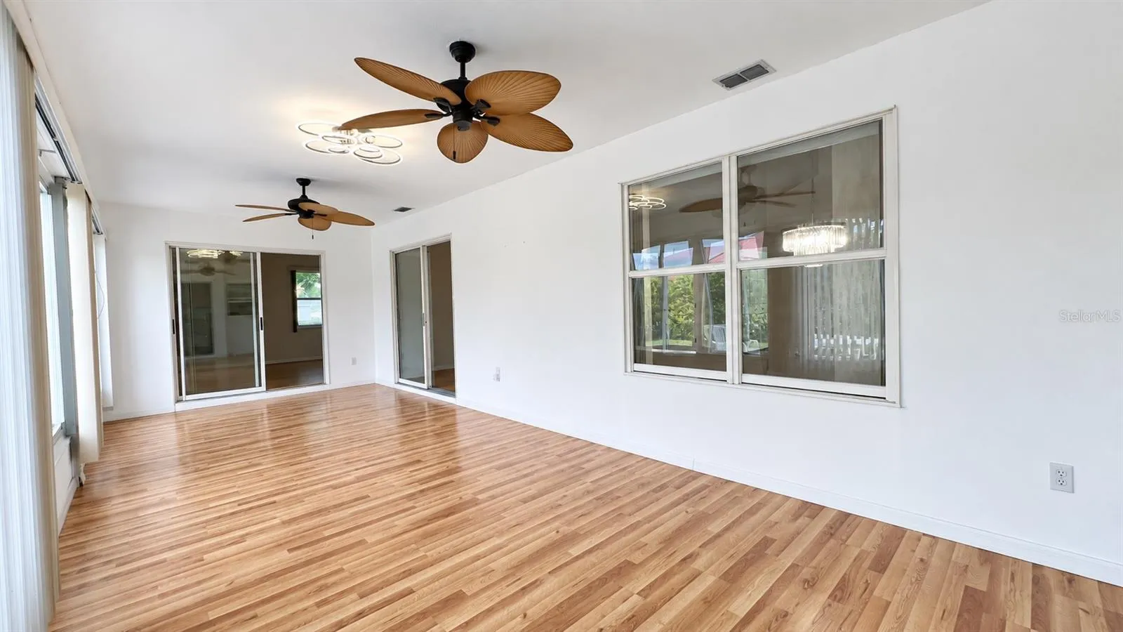 400 sq ft enclosed, air-conditioned lanai.