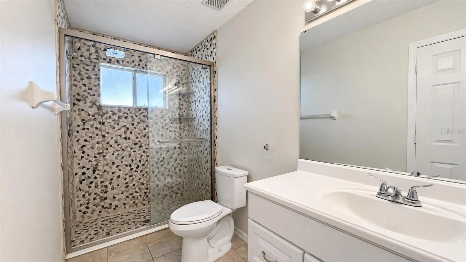 Master bedroom en-suite bath with large WIC.