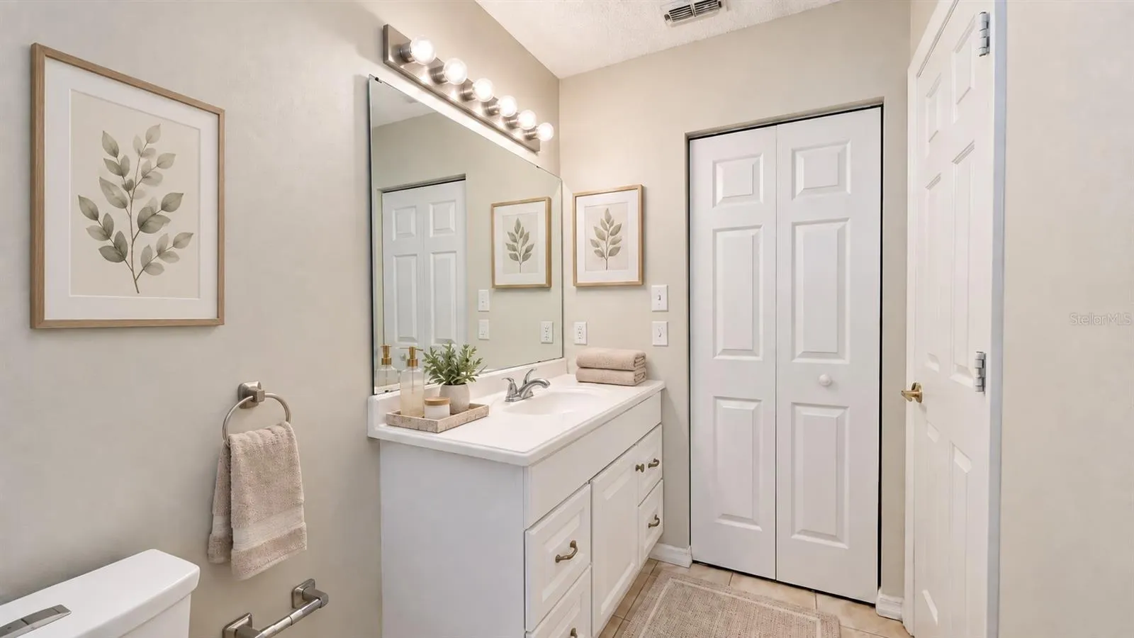 Master bedroom en-suite bath with large WIC.