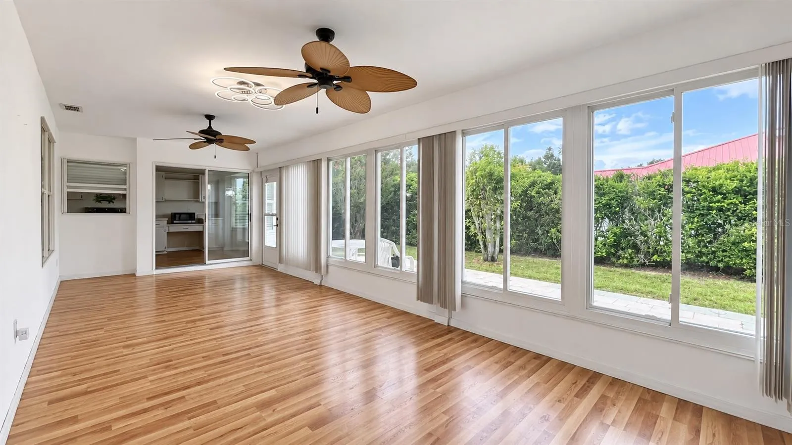 400 sq ft enclosed, air-conditioned lanai.