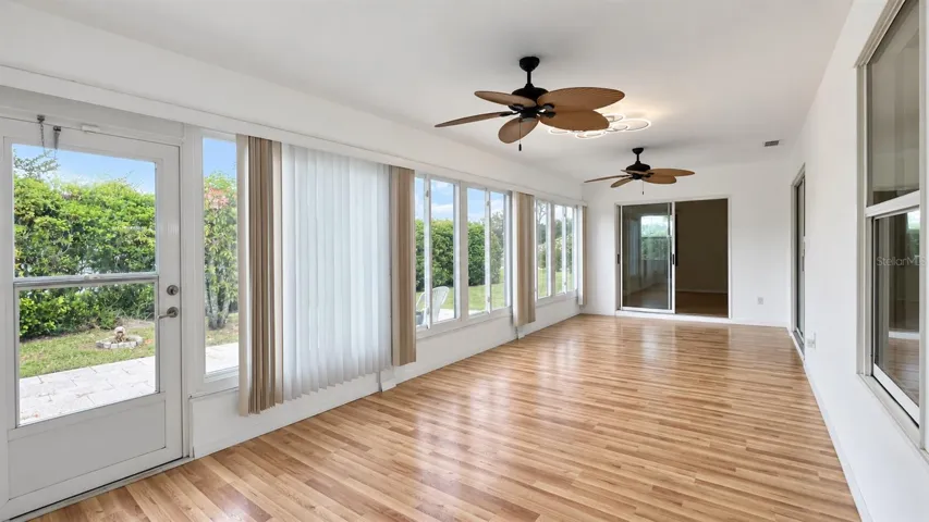 400 sq ft enclosed, air-conditioned lanai.