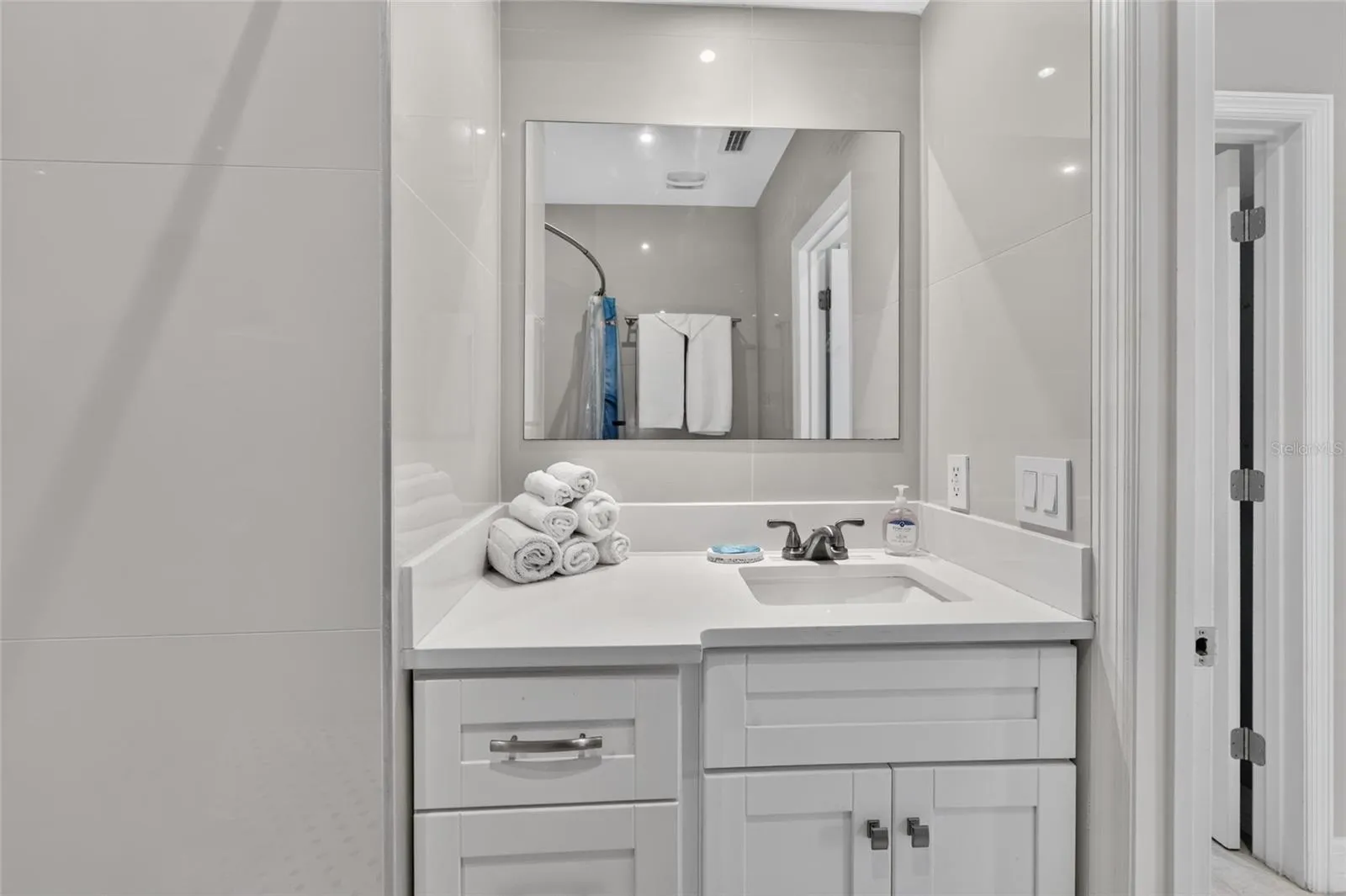 Extra-large single sink/vanity