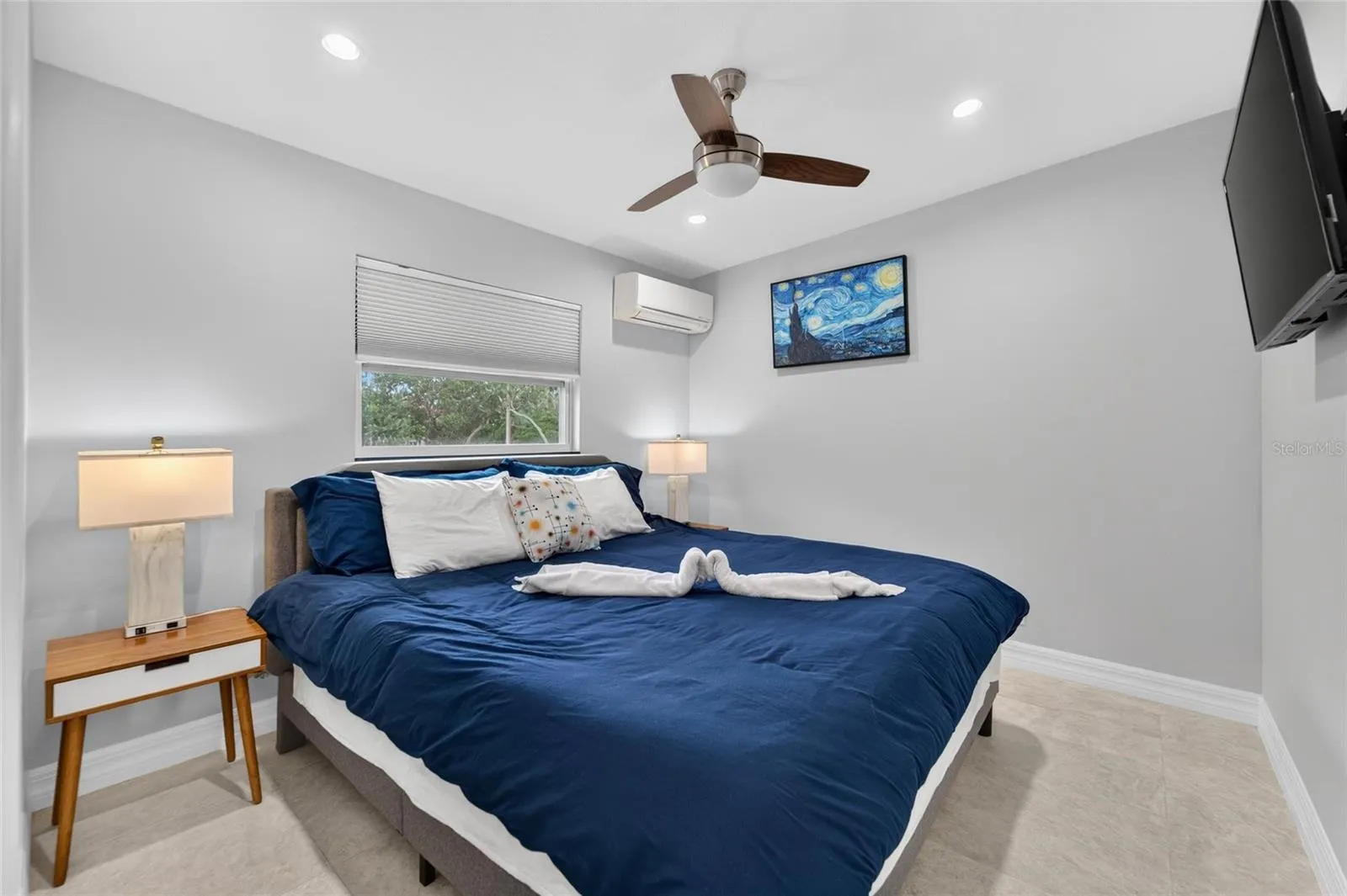 Unit D-King Bed