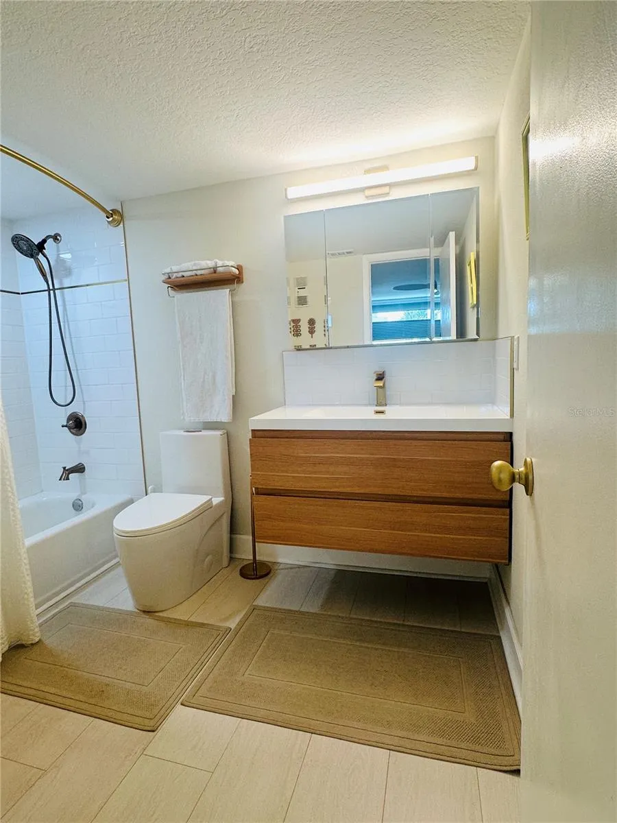 Primary Bathroom, En-suite