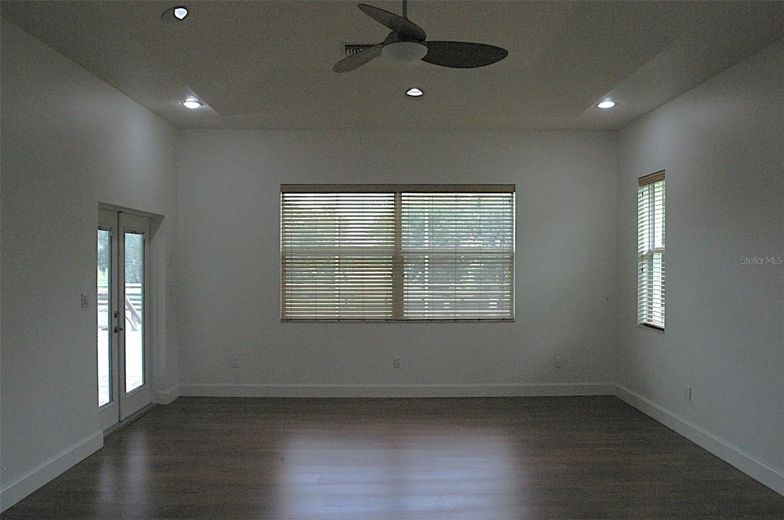Master bedroom Tray ceiling 4 windows and French door