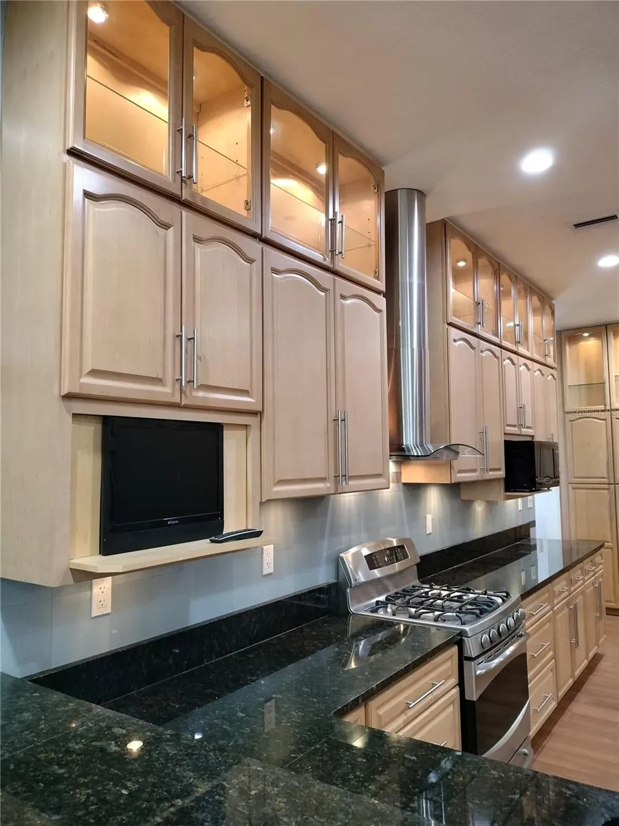 Kitchen Gas Range/Double oven, 1 gas, 1 lower electric