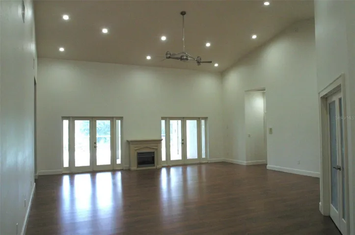 Great Room 24'10" x 23'  Fireplace