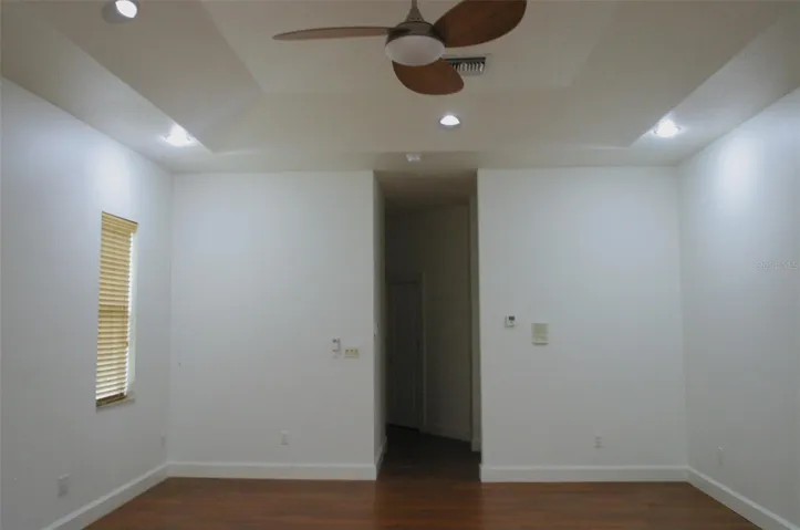 Master Bedroom 16'5" x 21'2" ceiling fan