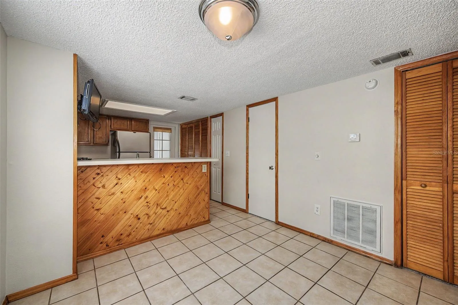 kitchen/dining area