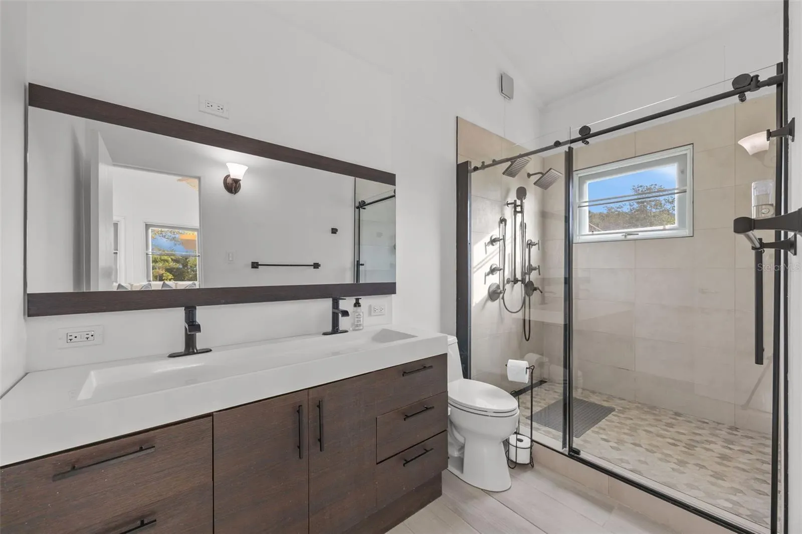 Primary En-Suit Bathroom with Double Vanity and Walk-In Shower - Cayey