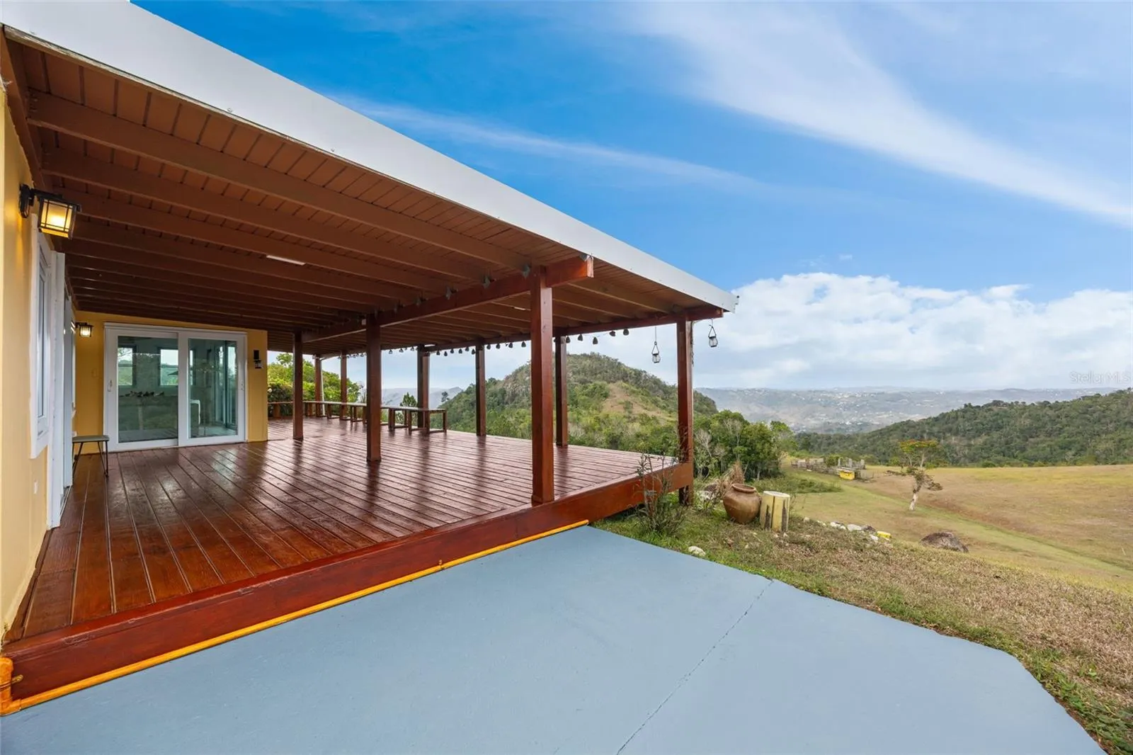 Covered Veranda with Expansive Mountain Views - Cayey