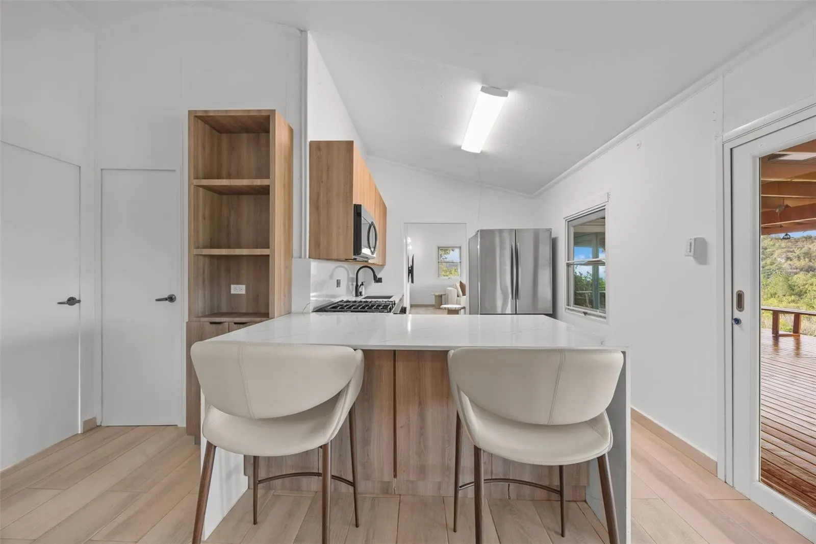Built-In Kitchen Bar with Seating and Direct Access to the Veranda - Cayey