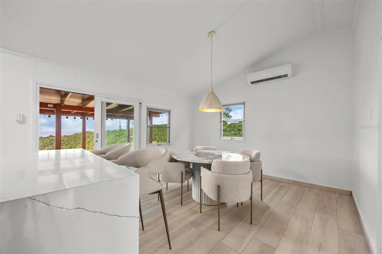 Dining Room with Mountain Views and Natural Light - Cayey