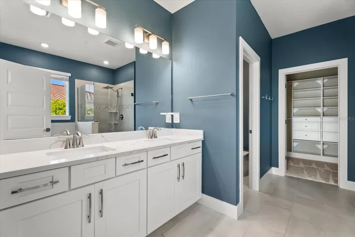Primary en-suite bathroom