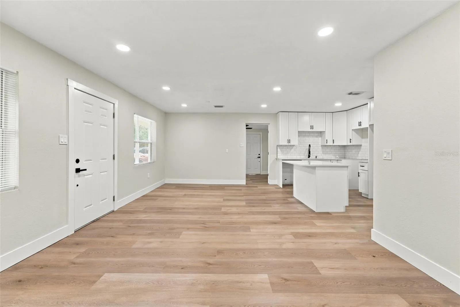 LIVING ROOM/DINING ROOM