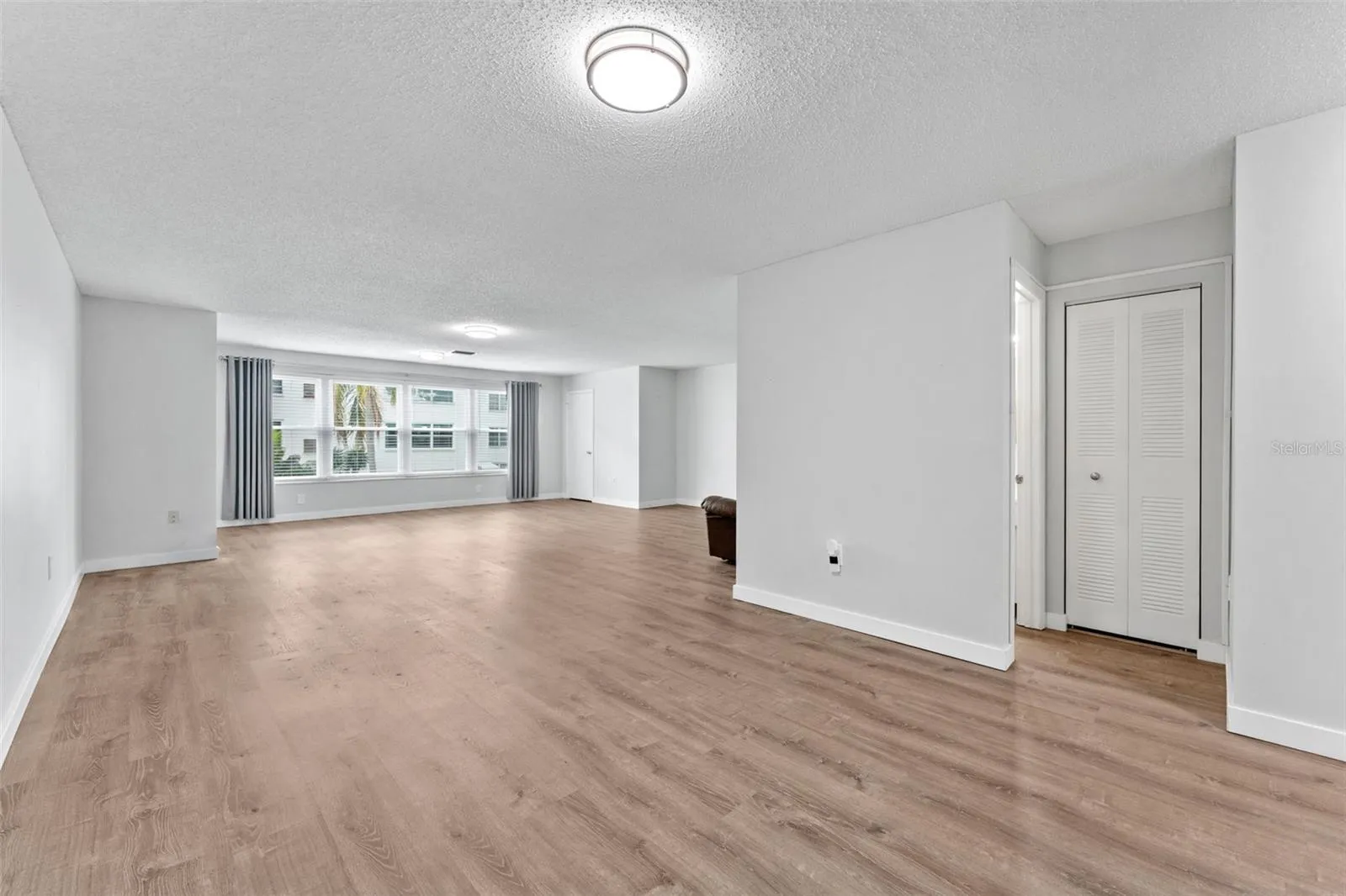 Great room plan with nice space for a decent size dining table.