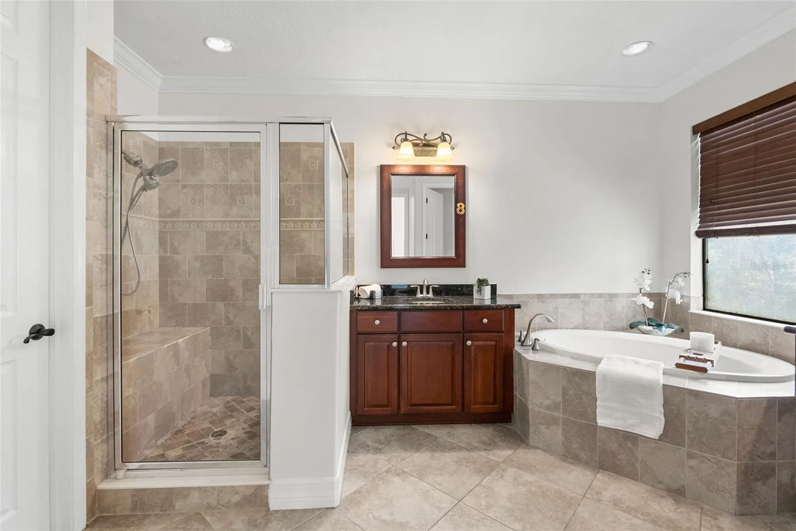 Primary En-Suite-Soaking Tub