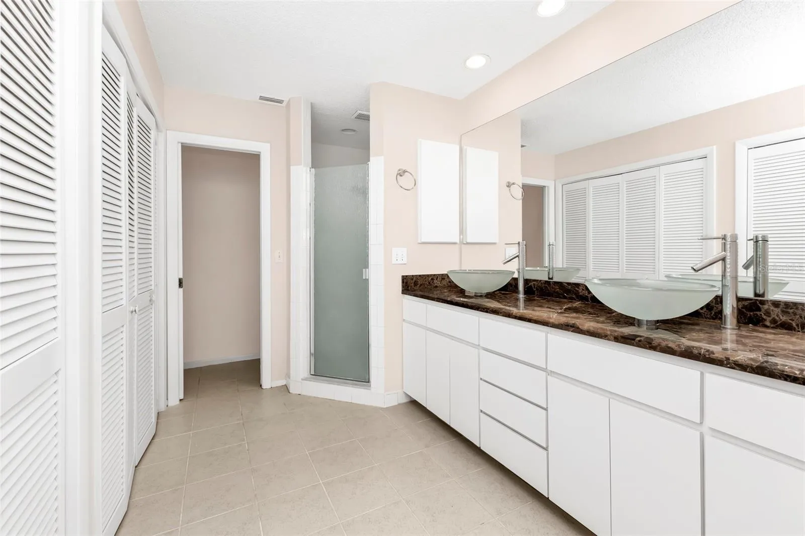 Master bath, glass bowl sinks