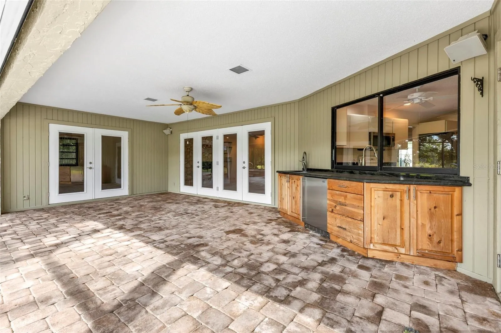 Outdoor kitchen area