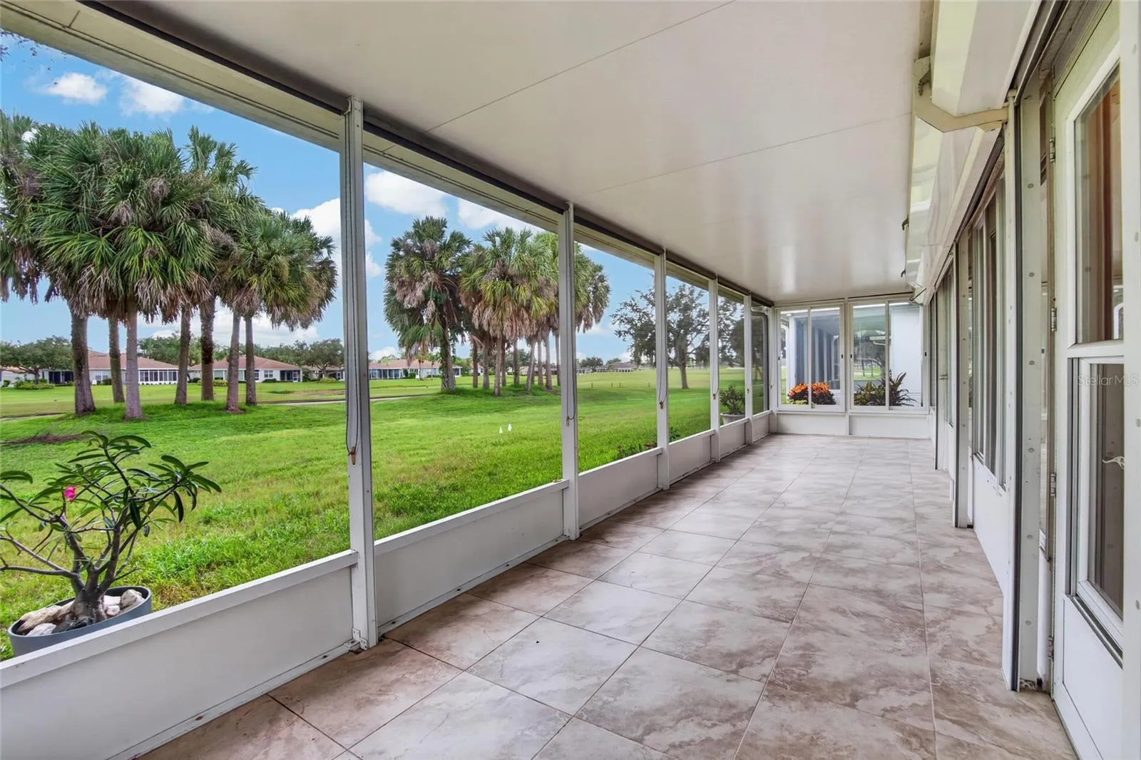 Huge screened lanai