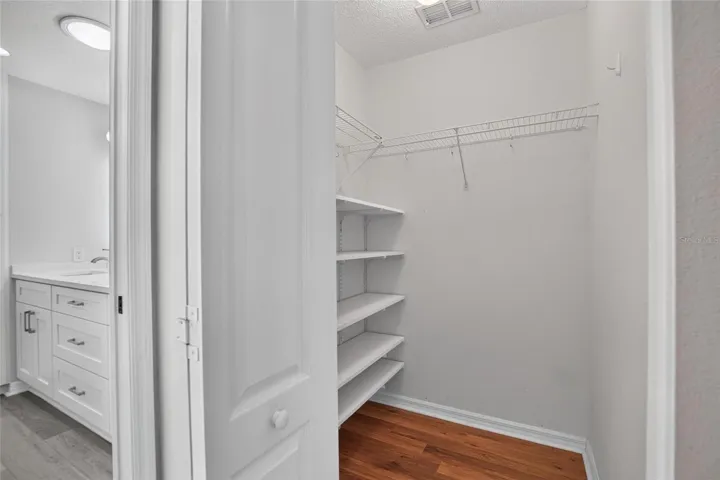 1 od 2 walkin closets!