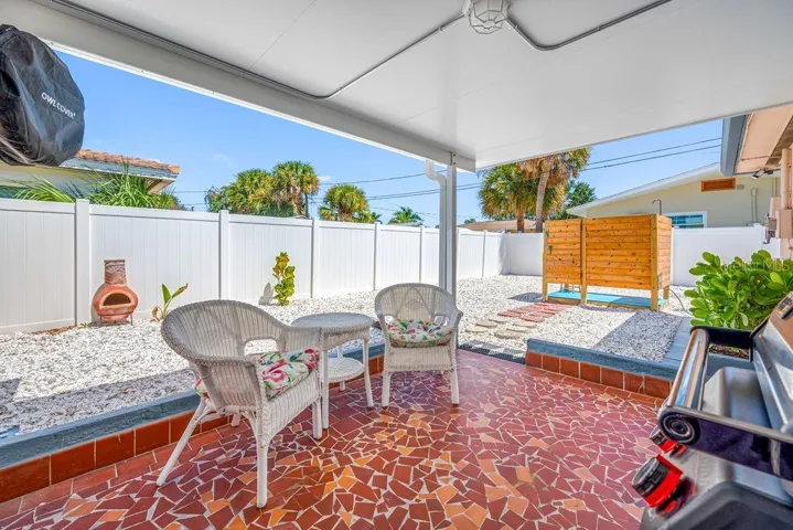 Covered Lanai and your own private Cold Water Shower