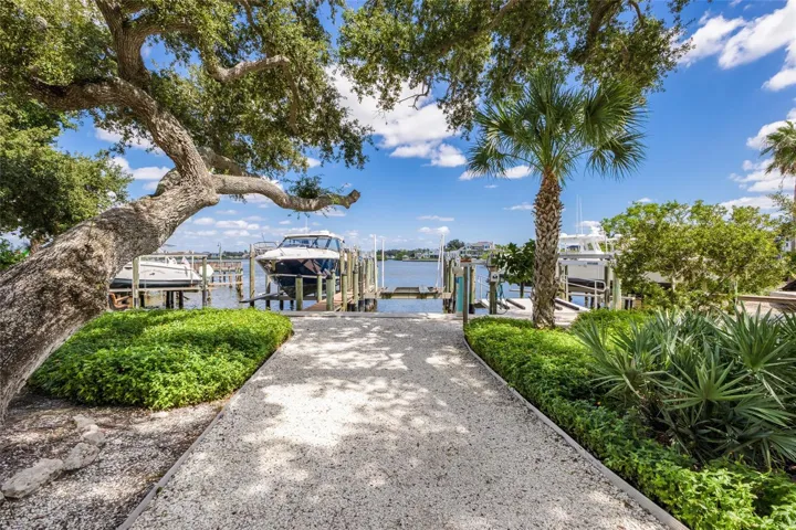 Walk way to docks