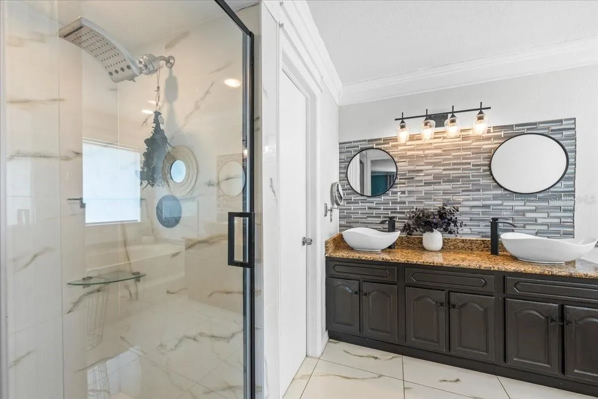 Master bedroom en suite