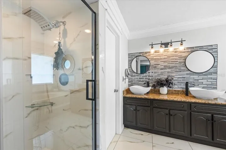Master bedroom en suite
