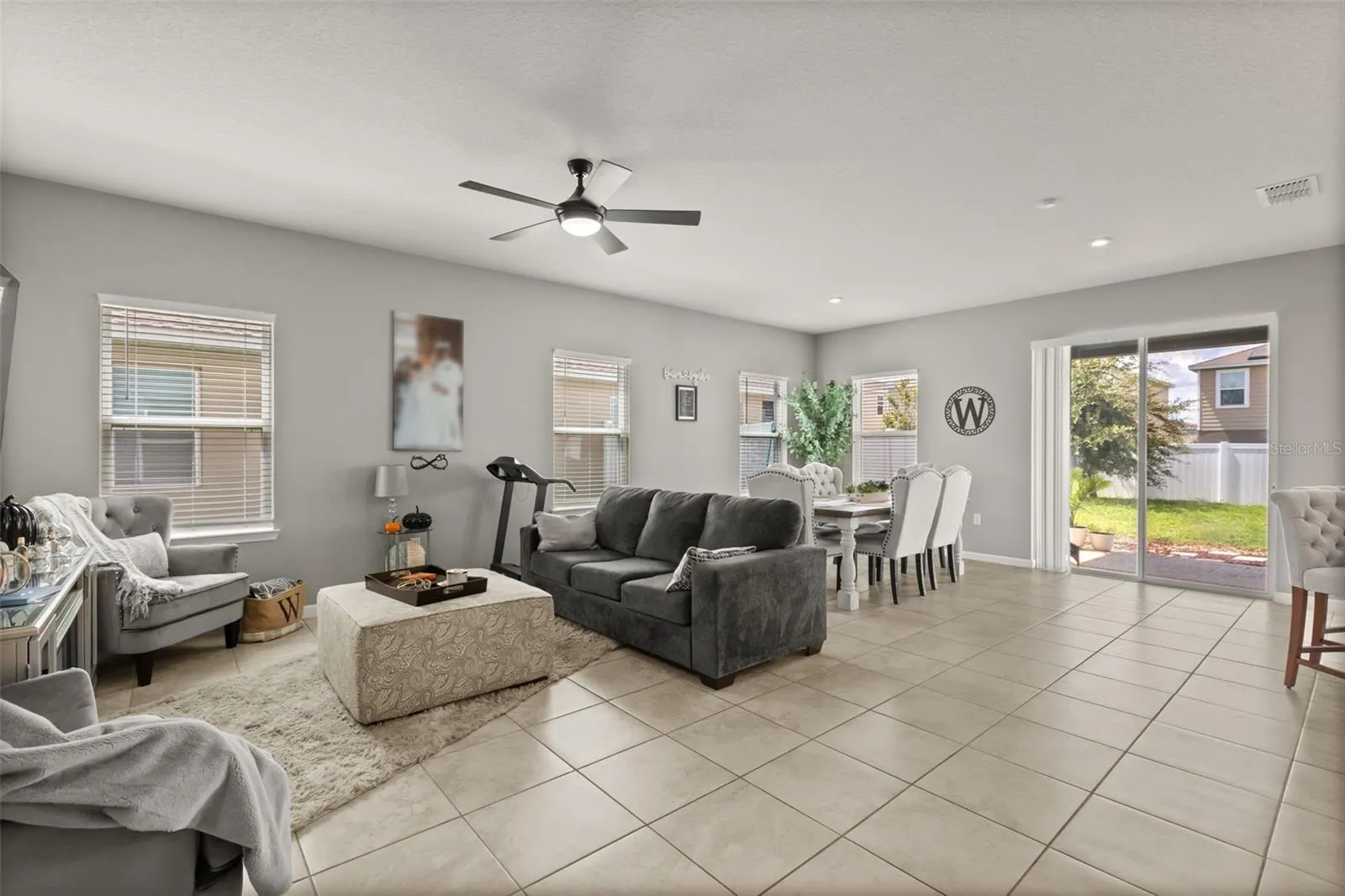 Family room to dining area with SGD to covered lanai.