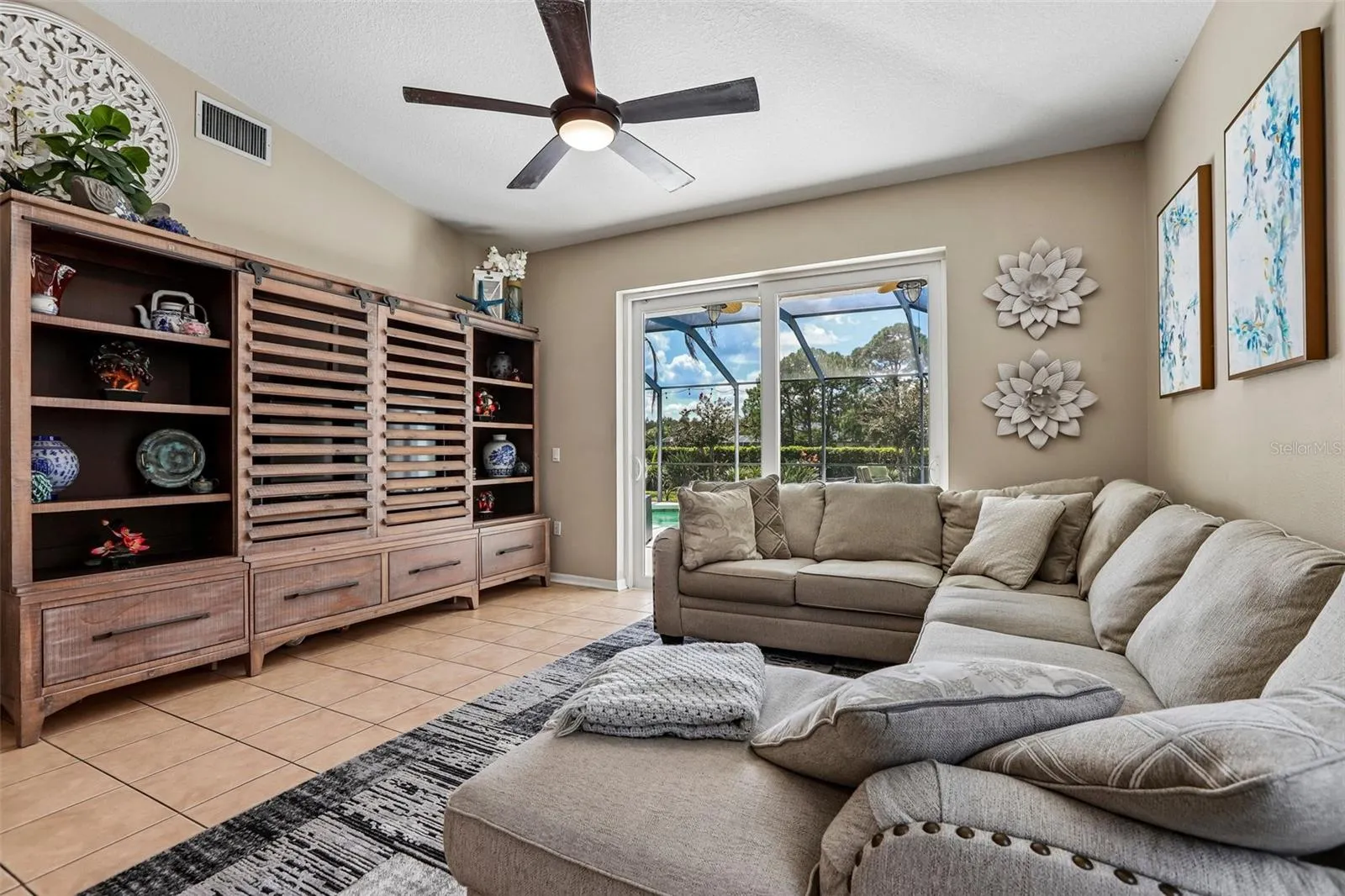 Family Room (entertainment center conveys)