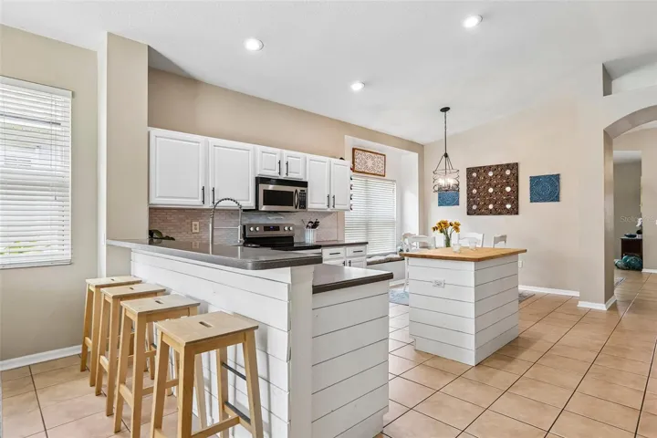 Eat in Kitchen (bar stools convey)