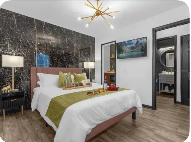 Lock out/In Law Suite bedroom