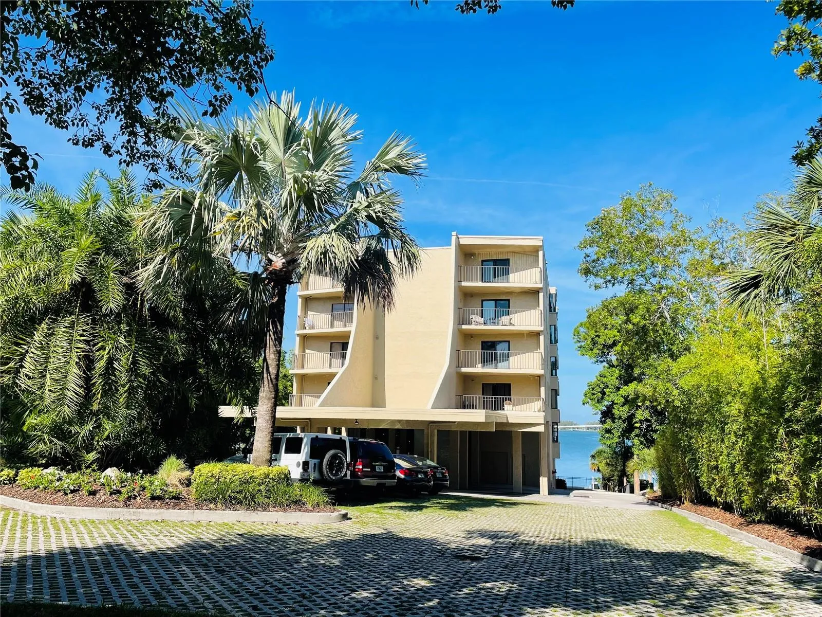 Quiet 21 unit building