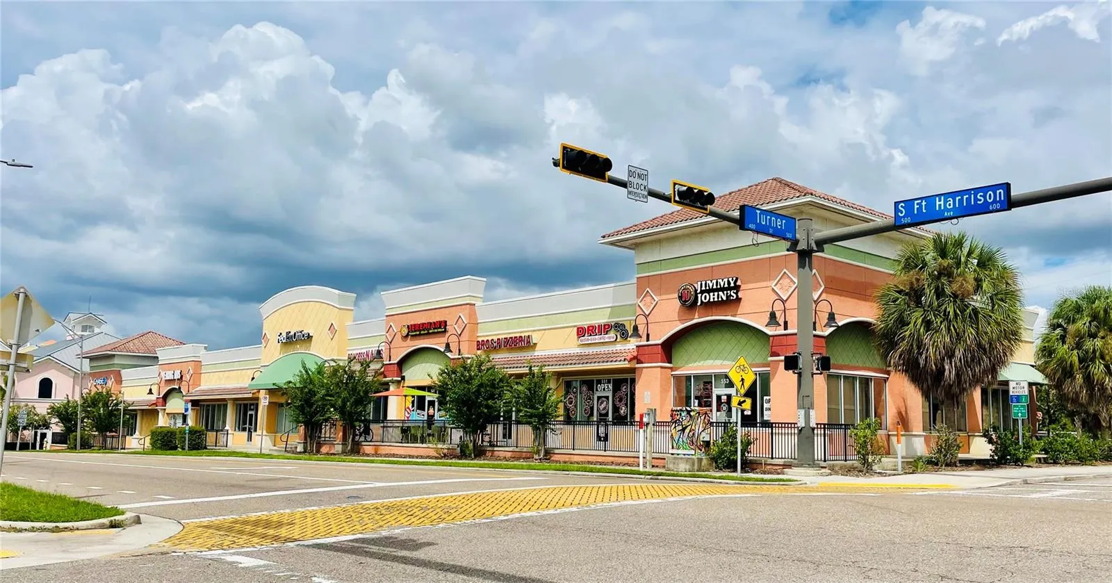 Walking distance to shops, restaraunts and Publix!