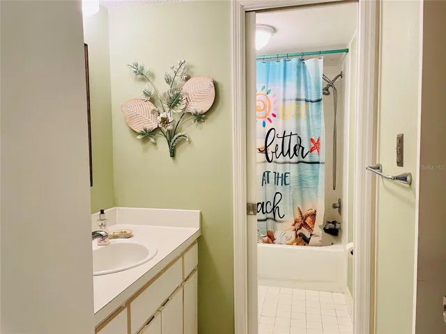 Hallway full bath