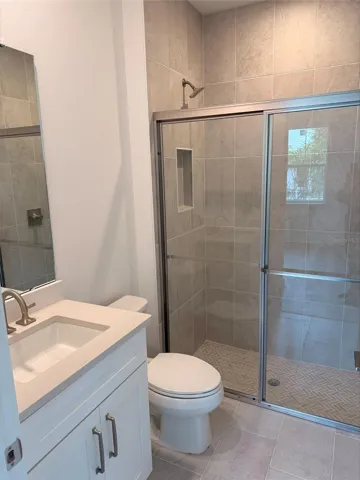 First floor en suite bath