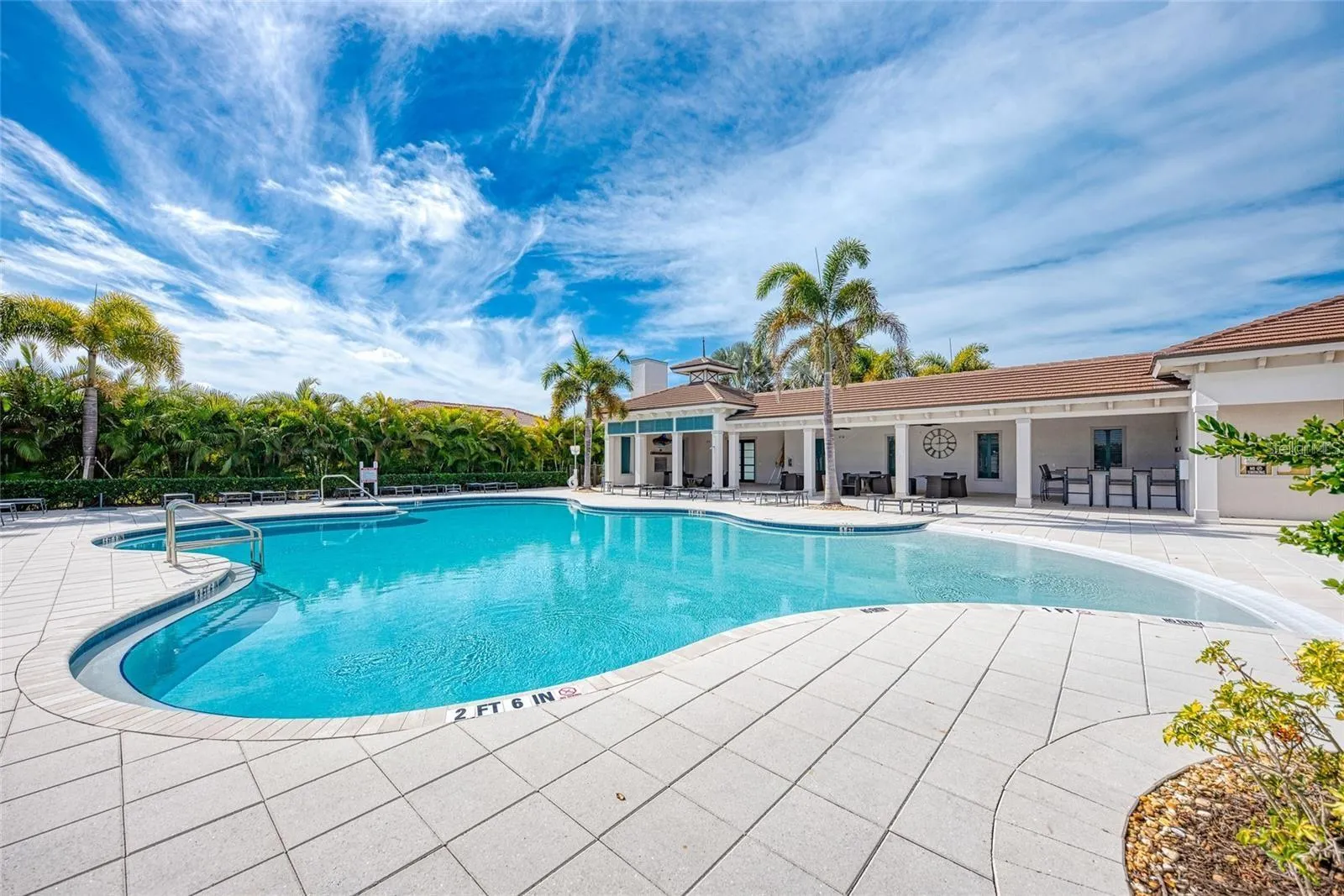 Resort-Style-Zero Entry Pool.