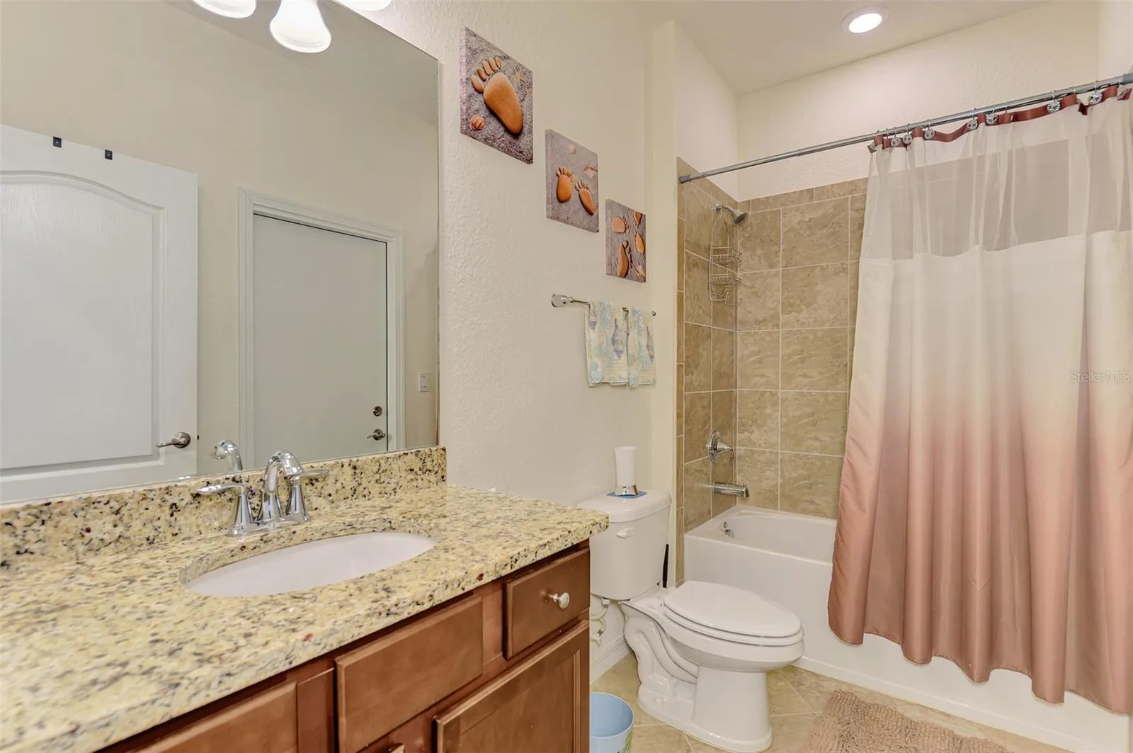Guest Bath-Leads to lanai.