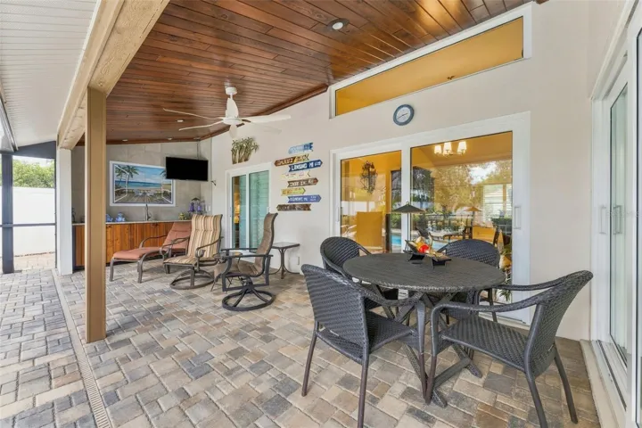 Poolside Wet Bar Perfect for Outdoor Entertaining