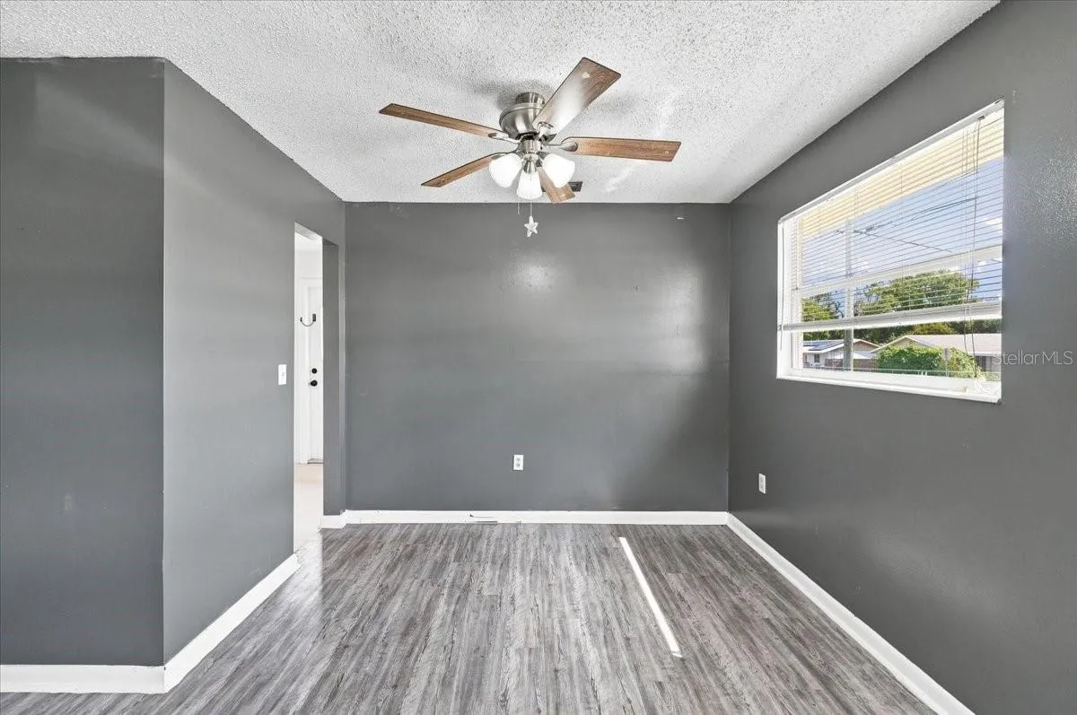 unit 905 dining area