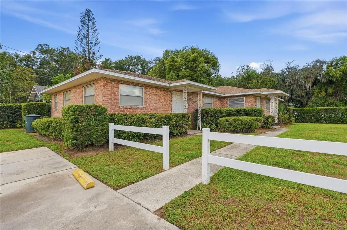 Duplex with units 915 & 917