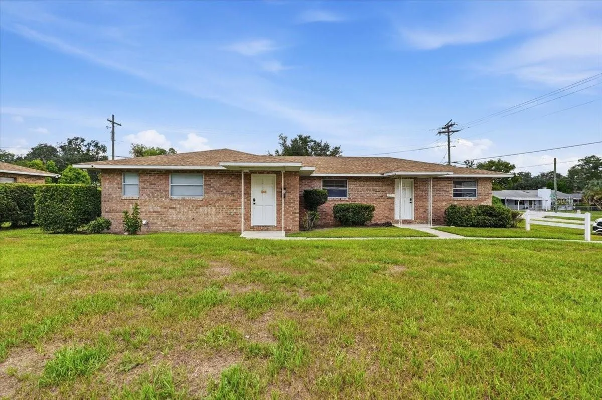 Duplex with units 905 & 907