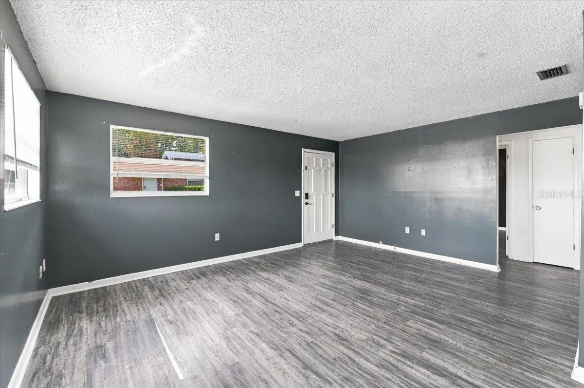 unit 905 living rm