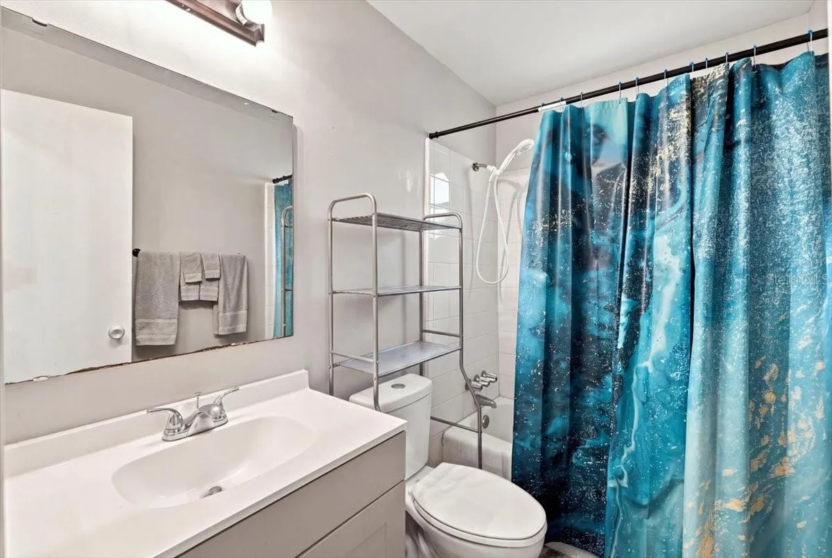 unit 915 bathroom
