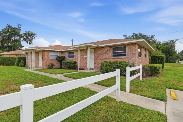 Duplex with units 905 & 907