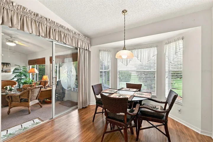 eat in area of kitchen