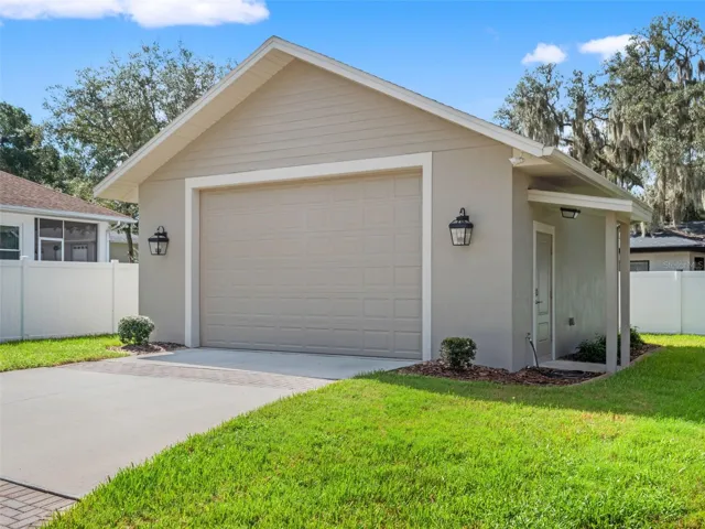Detached 2 car Garage/gym/workshop